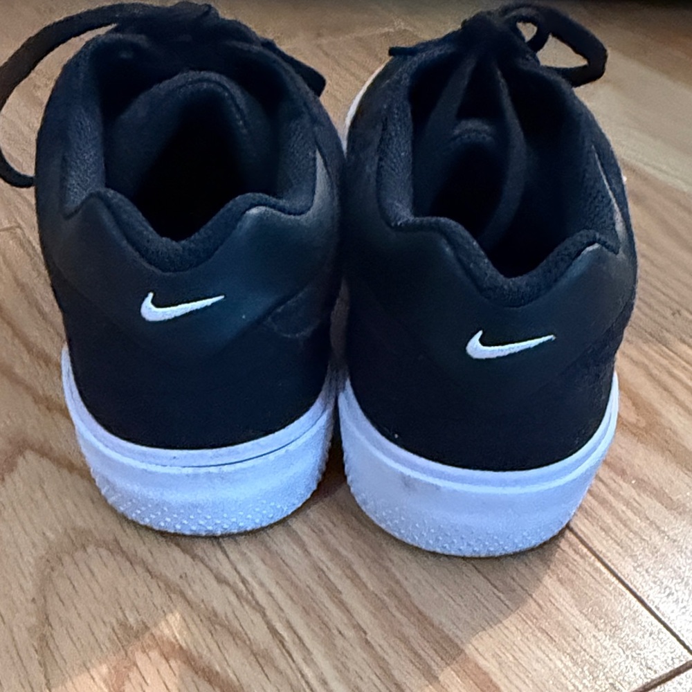 Nike women Black and White Sneakers - Picture 5 of 6